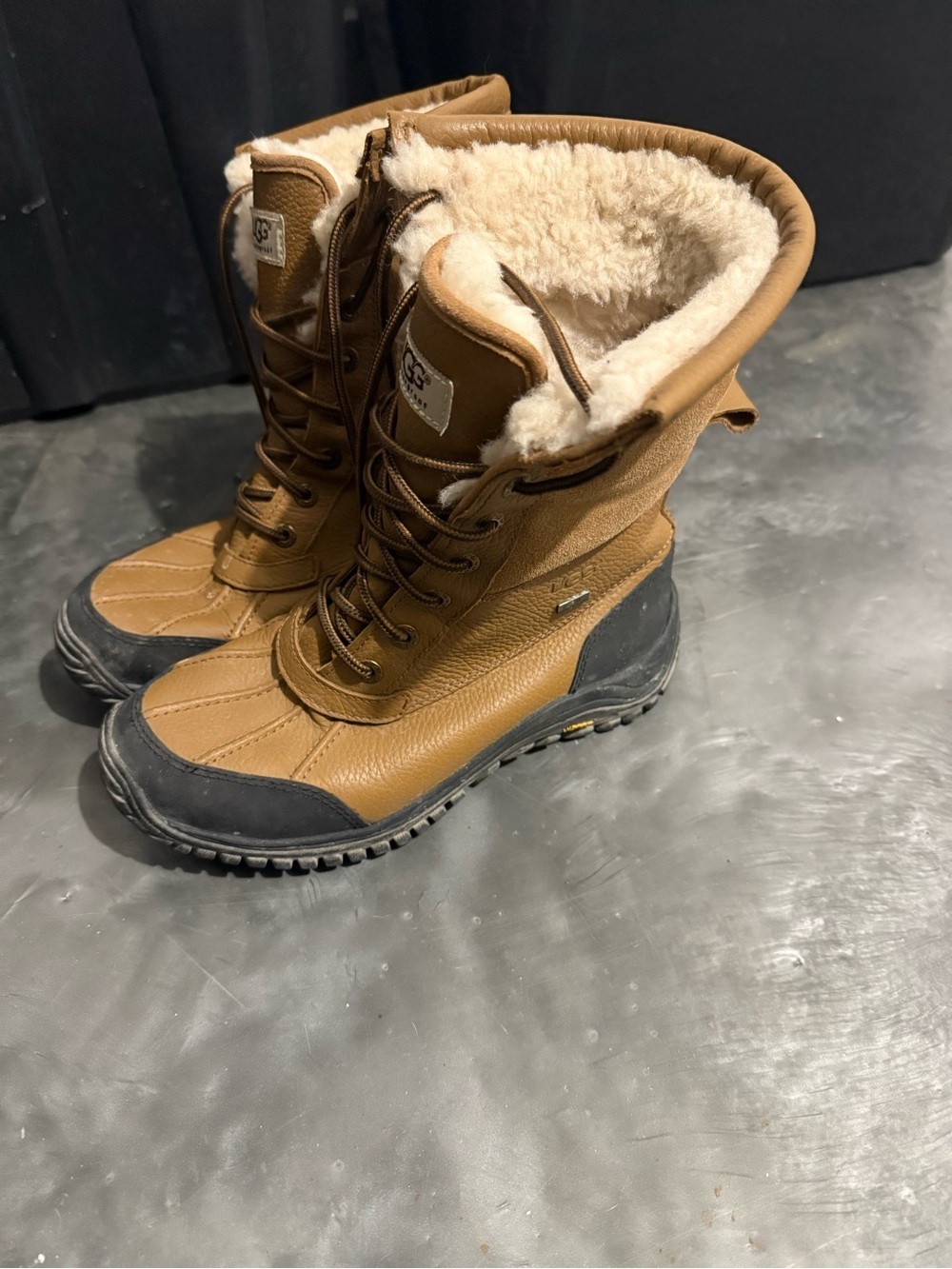 UGG Adirondak - Tan Leather Lace-Up Winter Boot with Shearling Collar - Picture 3 of 4